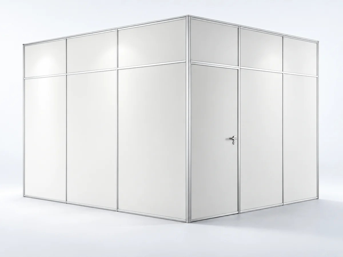 Divisória modular branca com perfis de alumínio e porta integrada